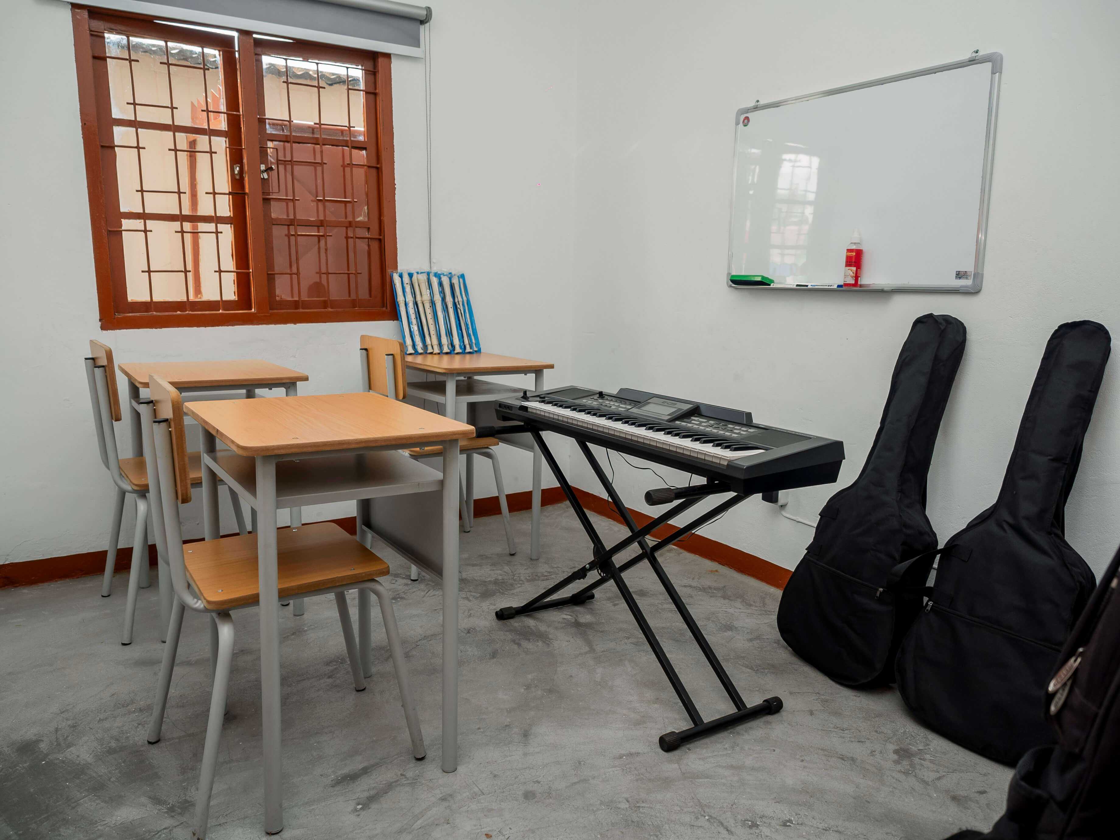 Estantes com livros infantis e educativos da biblioteca